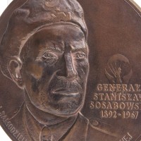 Plakieta pamiątkowa z wizerunkiem generała Stanisława Sosabowskiego.